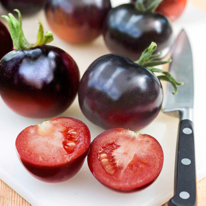 Quả cà chua đen có lớp vỏ màu đen nhưng ruột vẫn có màu đỏ