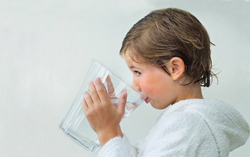 Uống ít nước làm trẻ biếng ăn